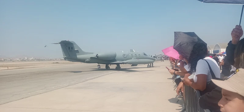 El p�blico asistente se agolpaba al cerco perim�trico para observar la exposici�n est�tica. 